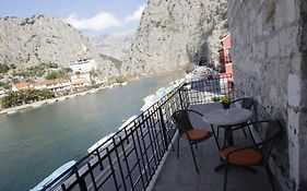 City & River View Apartment